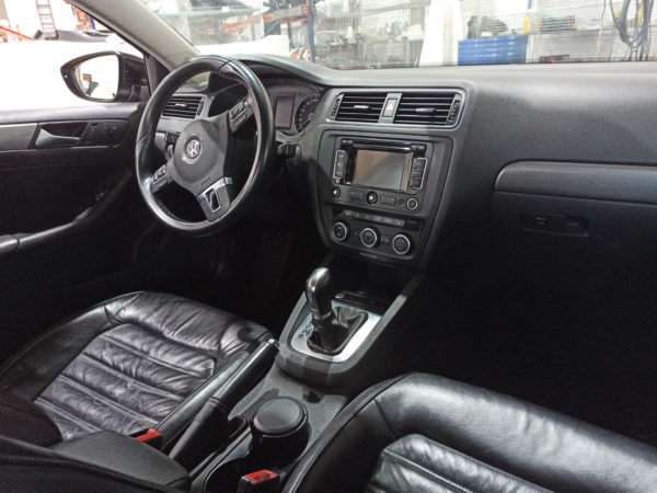 Volkswagen - Jetta 2.0 TSI Highline - 2014 - Image 8